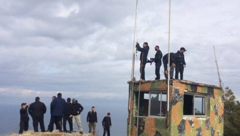 Κύπρος: Tην Ελληνική σημαία απέναντι από τα Κόκκινα ύψωσαν Έλληνες πατριώτες (εικόνες)